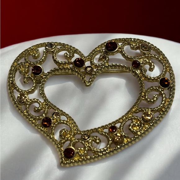 🛍️ 3 for $25 🛍️ Vintage FAF Gold Tone Crystal Filigree Heart Brooch 1-7/8” - Picture 2 of 5